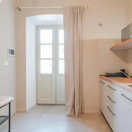 Le Madamin, Flora & Fauna - No Lift Apartman *
